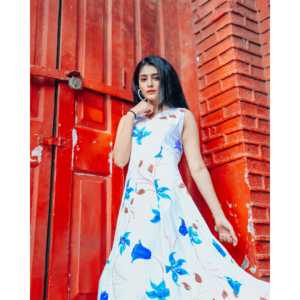 Robe trapèze blanche faite à la main avec imprimé floral bleu, taille empire, taille XS - Product Image 5