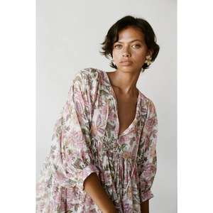 Vestido Midi con Ilustración Encantadora de Flores Fucsia, Arte Antiguo, Diseño Moderno, Estampado Natural Sólido, Flores Entrelazadas - Product Image 3