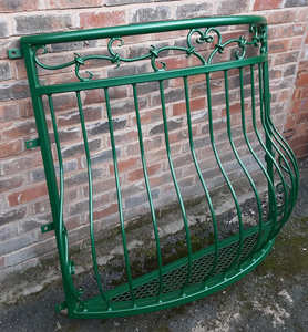 Rampe de balcon murale en fer forgé avec motifs décoratifs ; résistante à la rouille, facile à assembler et adaptée à une utilisation en extérieur. - Product Image 4