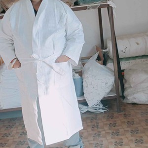 Peignoir d'hôtel en microfibre et coton blanc, design gaufré, confortable, unisexe, 500 g/m², vente en gros d'usine - Product Image 1