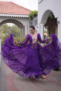Últimos diseños de vestidos Anarkali con vuelo completo para la festividad de Navratri y vestidos largos con mangas largas, con trabajo de parches Kutchi y estampado Laheriya. - Product Image 3