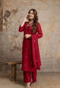 Ensemble de costume trois pièces en coton bordeaux 60x60 avec kurta brodée à la main, pantalon assorti et dupatta pour femme, style ethnique - Product Image 2