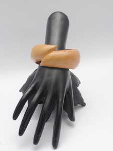 กำไลข้อมือไม้ทำมือ Boyce Kiss Curl ทำจากไม้ซิสโซออร์แกนิกและไม้สักผสมหญ้าฝรั่น สีน้ำตาลธรรมชาติ เหลือง เขียว ดำเคลือบเงา - Product Image 5