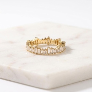 Bague classique en or massif 10K 14K 18K avec diamant de laboratoire taille baguette escalonnée 1,10 carat, couleur E, clarté VVS, sertie à griffes, bijoux fins - Product Image 5