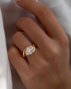 Bague de fiançailles solitaire ovale 2 carats CVD de laboratoire couleur D VVS, taille East-West, avec bande torsadée, certifiée IGI en or massif 14K - Product Image 2