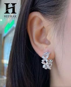 Pendientes de Aro Florales con Diamantes de Corte Marquesa en Oro de 14K, Fabricante de Joyería Fina de Lujo - Product Image 6