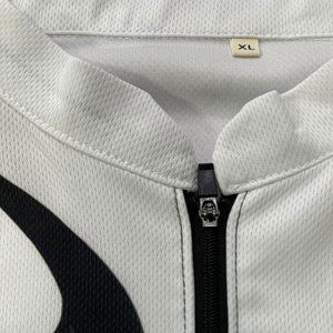 Polo zippé pour homme, cadeau pour joueur de fléchettes avec motif éclair et fléchettes en flamme, manches courtes, col rond - Product Image 4
