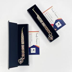 Pinzas para Pestañas con Diseño de Guepardo de Somofy Enterprises, con Dijes de Corazón, Acero Inoxidable, Punta de Precisión, Agarre Perfecto, 10 mm de Longitud, en Caja - Product Image 4