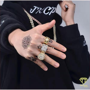 Anillo de hombre de plata 925 premium con diamante cultivado en laboratorio y diseño geométrico con detalles en negro para compradores mayoristas de joyería. - Product Image 4