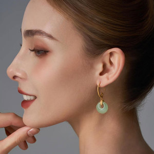 Pendientes de Aro de Jade Verde Hechos a Mano con Colgante de Hoja Chapado en Oro, Joyería Minimalista Boho Curativa para Mujer - Product Image 4
