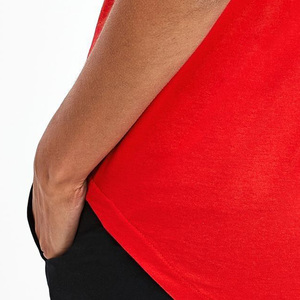 Camiseta Casual de Algodón Orgánico para Mujer, Cuello Redondo, Manga Corta, Color Rojo Sólido, Logotipo, Corte Regular, Tejido Jersey Transpirable, Ropa de Verano - Product Image 3