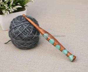 Gancho de Crochet Profesional de Resina y Madera para Proyectos de Tejido con Hilos, con Construcción Duradera y Superficie de Aguja Lisa - Product Image 3