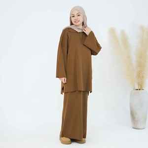 Abaya de luxe moderne à boutons pour femmes musulmanes, style Dubaï, robe longue décontractée islamique légère et respirante à col bateau - Product Image 1