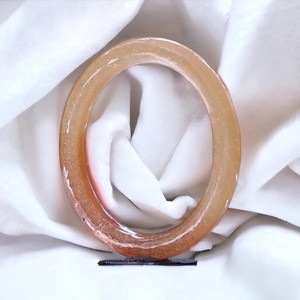 Bracelet élégant fait main en résine rose pâle pour femme, motif rivière transparent avec perle, accessoire de mode unique et brillant pour mariages - Product Image 4