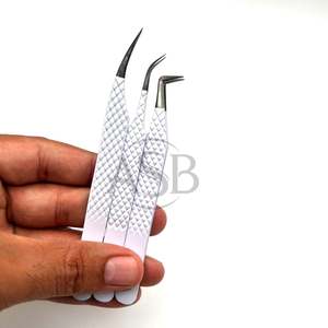 Pince à épiler pour cils avec logo personnalisé, blanche avec pointe noire, en acier inoxydable, instrument de beauté, pointe en fibre de précision, maintien solide - Product Image 1