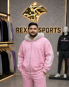 ชุดวอร์มผู้ชาย REXFITSPORTS 2026 สีชมพู มีฮู้ดขนเฟอร์ ซิปเต็มตัว ลายกราฟิก ผ้าฝ้ายผสมโพลีเอสเตอร์ 280–300 GSM ชุดจ็อกเกอร์สตรีทแวร์ - Product Image 4