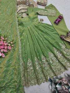 Robe Anarkali brodée verte, longueur ras du sol, tenue traditionnelle indienne et pakistanaise pour mariage, coupe ample, manches longues, en soie pour femme - Product Image 3