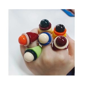 Anillos de dedo de resina de diseñador elegante para mujer, accesorios de estilo clásico con corte de diamante geométrico y colorido a la moda - Product Image 1