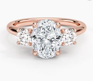 Bague de fiançailles pour femme avec diamant ovale et diamants princess sur les côtés, diamant de laboratoire classique - Product Image 1