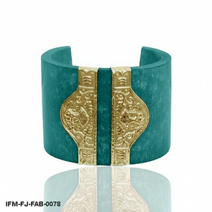 Bracelet manchette élégant en résine vert émeraude avec des accents de filigrane doré complexe, style vintage, pour femme - Product Image 2