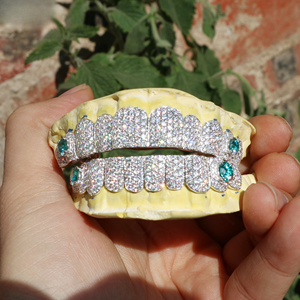 Juego de Grillz con Diamantes y Detalles en Esmeralda |   Grillz Dentales Personalizados con Incrustaciones de Oro Blanco - Product Image 2