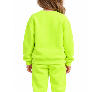 Ensemble de survêtement pour enfants vert néon avec motif floral et visage souriant, décoration de fleurs roses et blanches, ensemble décontracté deux pièces - Product Image 5