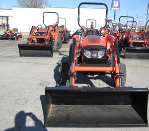 TRACTOR PEQUEÑO DE GRAN POTENCIA 2026 BAD BOY, CARGADOR 4025 LISTO PARA USO MULTIFUNCIONAL - Product Image 1