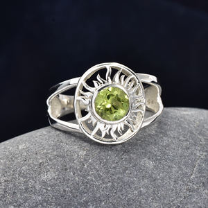 Anillo redondo de peridoto, anillo de plata de ley, anillo de piedra de nacimiento de agosto, plata de ley 925, diseño floral hecho a mano, anillos para mujer - Product Image 1