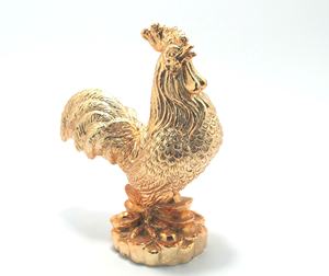 Estatuilla de pollo dorado Estilo artificial Poliresina Decoración del hogar y regalo de recuerdo Estatuilla de pollo dorado - Product Image 1