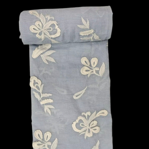 Tissu en coton slub bleu clair de qualité supérieure avec broderie florale 3D blanche - Matériau à motif botanique en relief - Vente chaude - Product Image 1