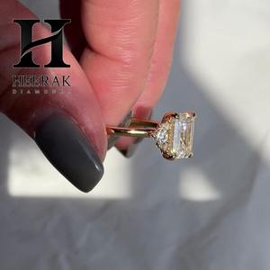 Bague de fiançailles classique en or jaune 14 carats avec diamant de laboratoire taille émeraude, bague trois pierres avec accents latéraux ronds - Product Image 2