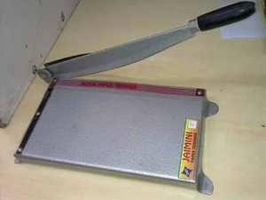 Cortador de papel ligero de 12 "que hace que se vean los cortes limpios Ideal sin esfuerzo para el hogar, la oficina o la artesanía - Product Image 3