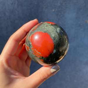 Esfera de piedra de sangre africana natural pulida, bola de cristal para sanación, esfera de heliotropo roja y verde para meditación - Product Image 5