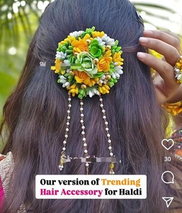 เฉลิมฉลองพิธีฮัลดีอย่างมีสไตล์ด้วยเครื่องประดับผมดอกไม้แฮนด์เมดสุดประณีตที่ออกแบบมาเพื่อความสดใสและมีเสน่ห์แบบเทศกาล - Product Image 2
