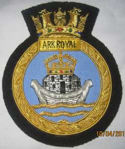 Badge de blazer brodé sur mesure en fil d'or, best-seller, avec patch fleur en velours rose foncé - Product Image 4