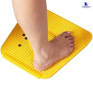 Alfombrilla de acupresión amarilla con nodos negros y centro rojo para terapia de reflexología podal, uso en centros de rehabilitación - Product Image 2