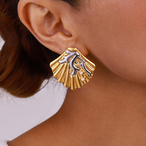 Boucles d'oreilles audacieuses en acier inoxydable plaqué or avec coquillages pour femmes – Vente en gros - Product Image 3