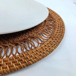 Grand set de table rond en rotin, idéal pour servir des plats chauds, des bols, des casseroles et protéger la table, fabriqué à la main en Inde - Product Image 4