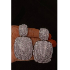 Boucles d'oreilles pendantes tendance en laiton plaqué argent avec zircon CZ, design élégant, pour femmes et filles, pour les soirées et les occasions spéciales - Product Image 1