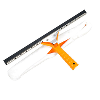 Outil de nettoyage de vitres à poignée orange Poignée en plastique avec grattoir en caoutchouc et tampon de nettoyage blanc flou