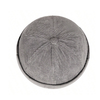 Casquette sans visière unisexe en velours côtelé OEM, 5 panneaux, ajustable, avec patch, style Docker tendance, pour uniformes de café, marque créative, vente en gros