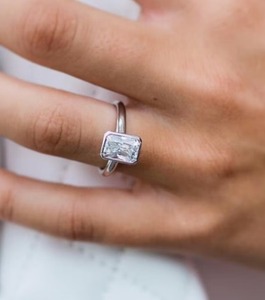 Anillo de Diamantes Radiantes Blancos con Bisel, Joyería de Plata para Mujer, Regalo de Cumpleaños, Diseño Moderno, Delicado, para Uso Diario, Estilo Moderno - Product Image 1