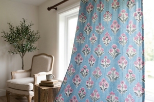 Tissu en coton imprimé à la main au mètre, motif floral bleu, textile indien Sanganeri Jaipur, pour robe, rideau, décoration intérieure - Product Image 1