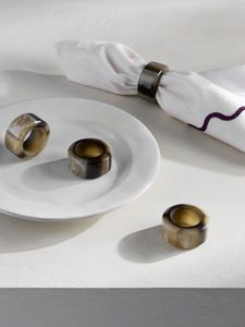 Ensemble d'anneaux de serviette en résine à motif marbre moderne pour la décoration élégante de fêtes, banquets et services de traiteur - Product Image 2