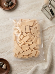 [K-ESSENTIALS] Esponja de Maquillaje Triangular Beige y Borla Profesional sin Látex para Base Líquida y Contorno en Crema - Product Image 1