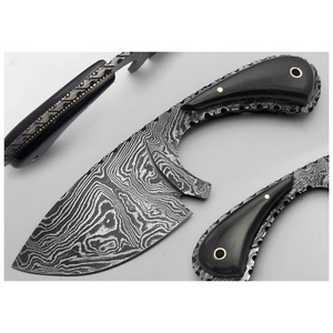 Cuchillo de caza hecho a mano de acero de Damasco con hoja de filo recto y mango negro. - Product Image 1