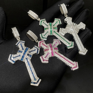 Pendentif Croix Couleur Baguette - Pendentif Artisanal en Moissanite et Argent 925, Bijoux Fins Faits Main à Prix Abordable - Product Image 2