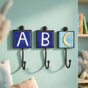 Ganchos y Rieles Multifuncionales de Pared con Letras del Alfabeto de Cerámica, Perchero de Metal con Letras B y C para Decoración de Habitación Infantil - Product Image 1