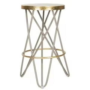 Nouvelle arrivée : tabouret et chaise de bar à dossier bas en velours noir avec structure en acier doré, pour utilisation dans les bars et salons d'hôtels haut de gamme. - Product Image 6