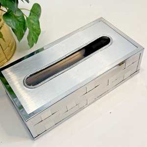 Boîte à mouchoirs vintage en métal argenté tressé pour comptoir ou mur Stylebuilt Style - Product Image 1